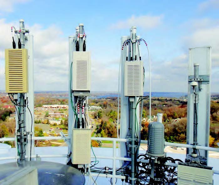 Ilustración del artículo: Las telecomunicaciones se encuentran con una torre de agua.