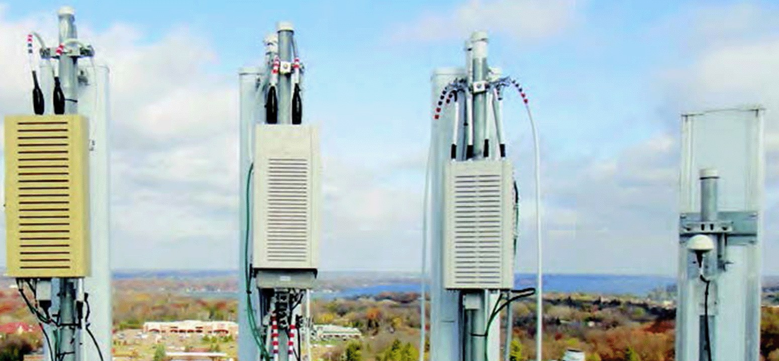 Las telecomunicaciones se encuentran con una torre de agua.